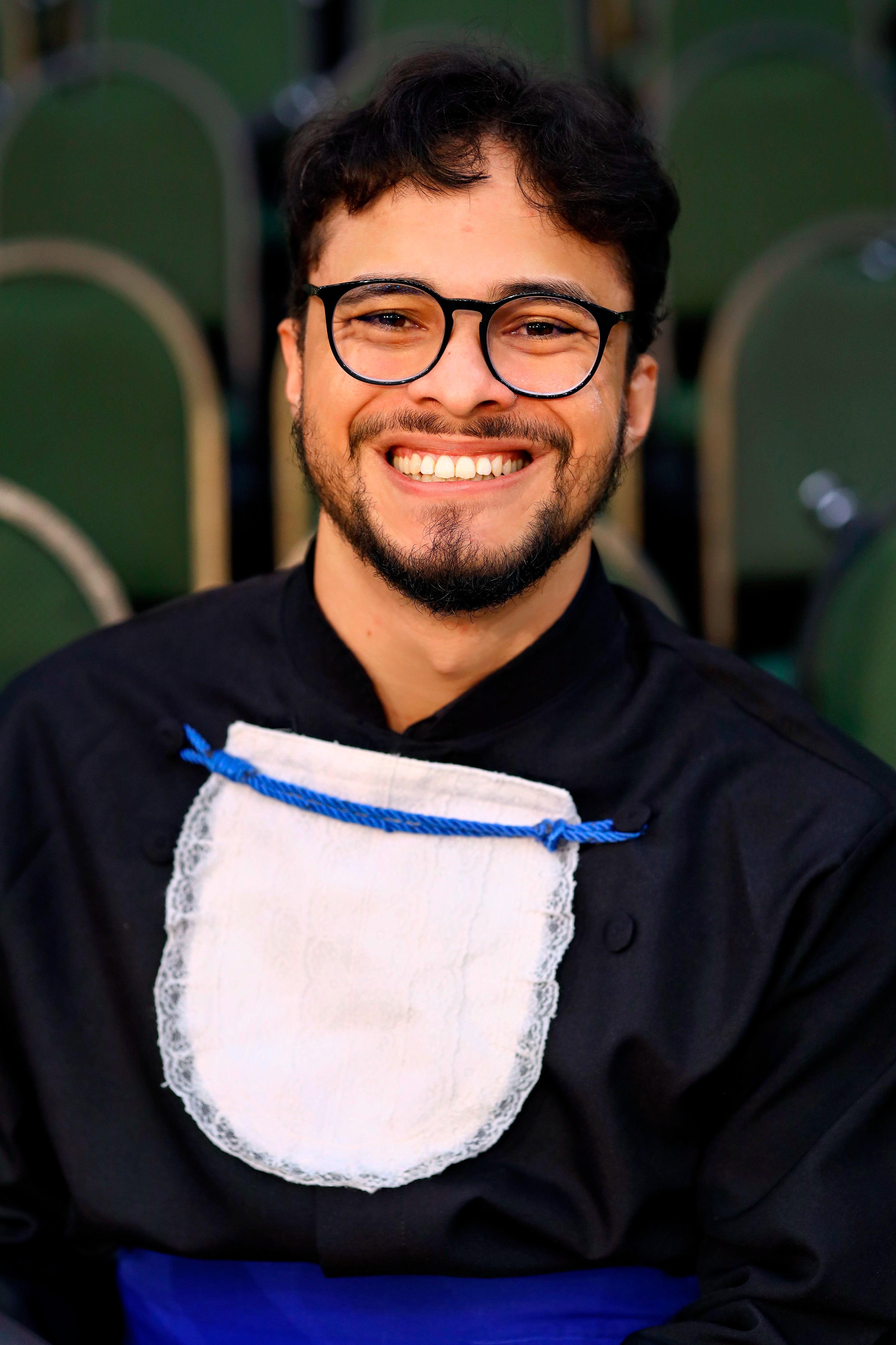 Henrique Maciel sorrindo em sua formatura